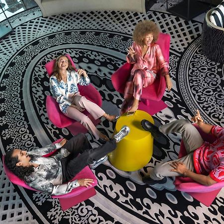 מלון W מוסקט מראה חיצוני תמונה The 2018–19 season of Project Runway was the first to feature a "Project Runway All Stars" spin-off.
