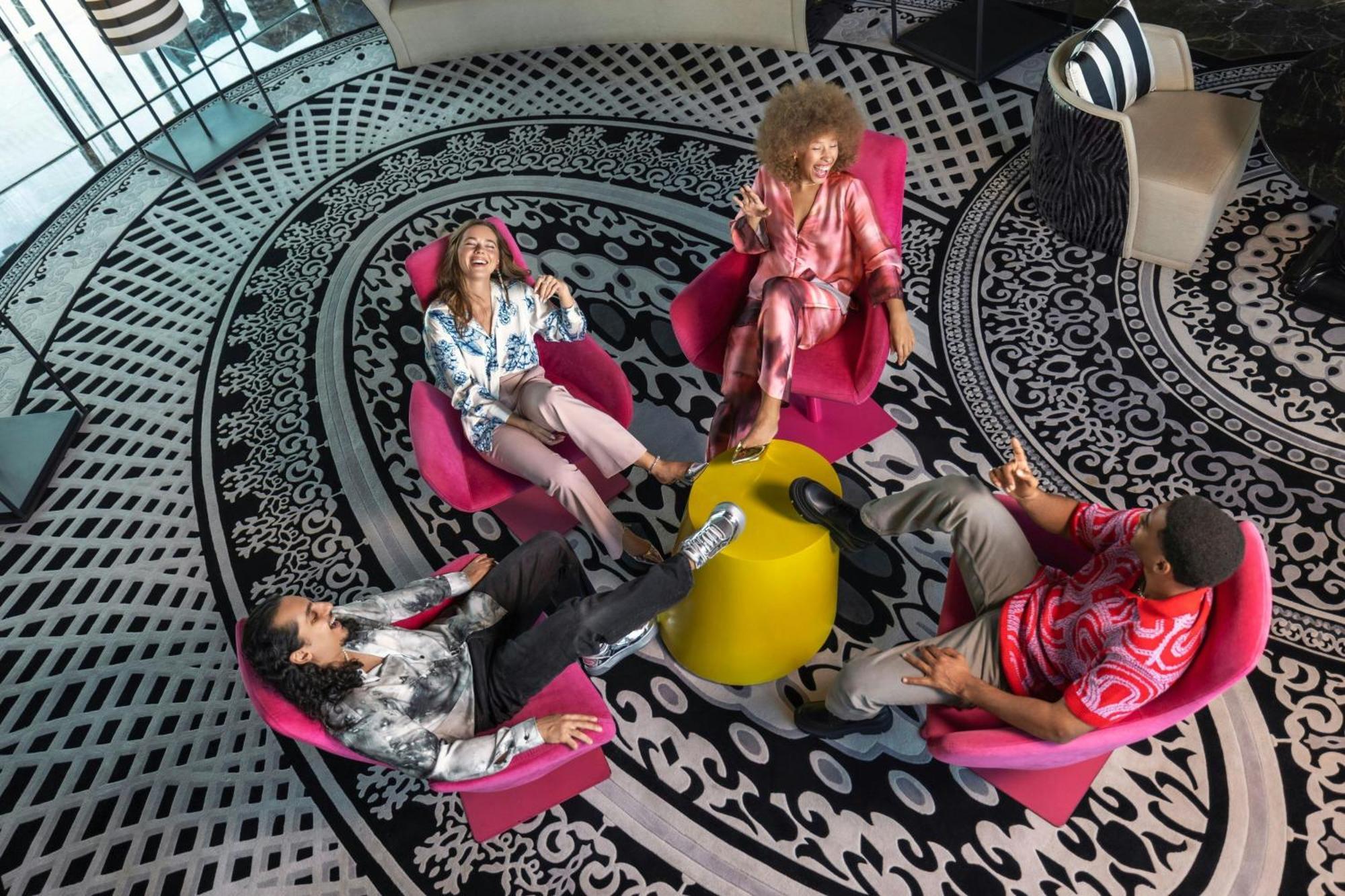 מלון W מוסקט מראה חיצוני תמונה The 2018–19 season of Project Runway was the first to feature a "Project Runway All Stars" spin-off.